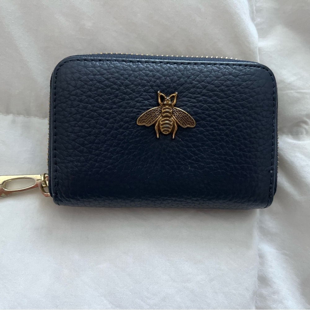 Navy card holder with gold bee accent